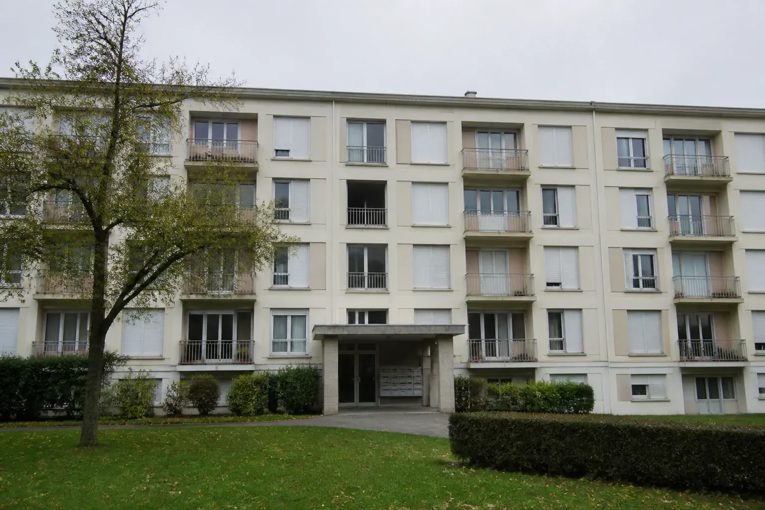Immeuble collectif des années soixante vu de la rue, loggias et allèges béton