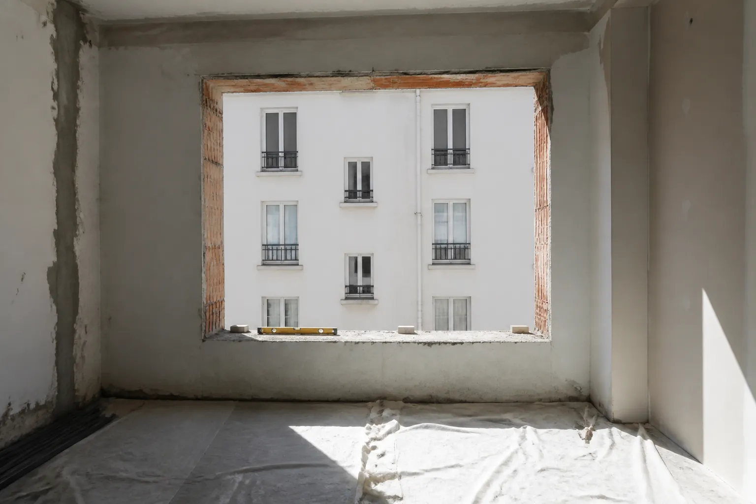 Baie dont la fenêtre vient d’être déposée, vue depuis l’intérieur du logement